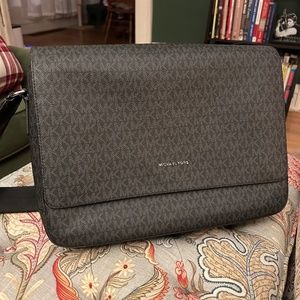 🚨Michael Kors messenger / laptop bag🚨
